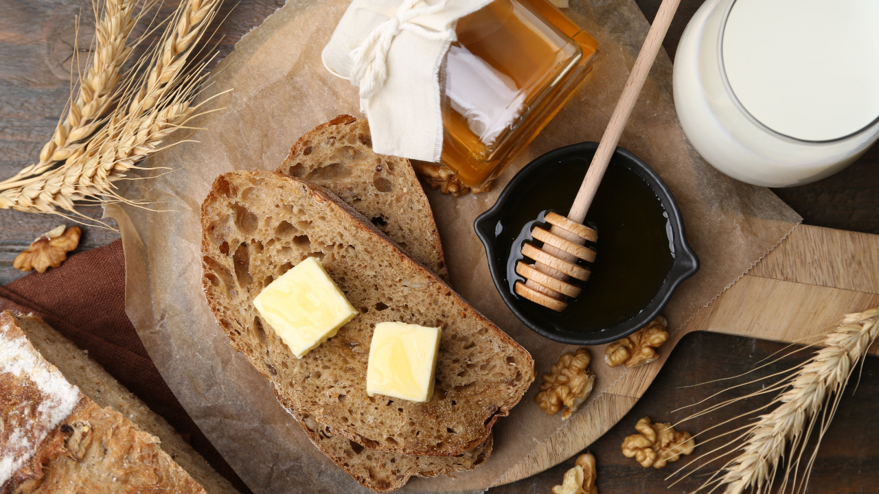 1. Enjoy hot honey with breakfast dishes