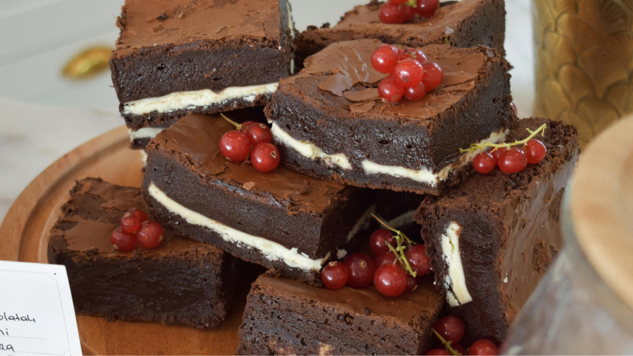 18. Berry Brownie Pizza