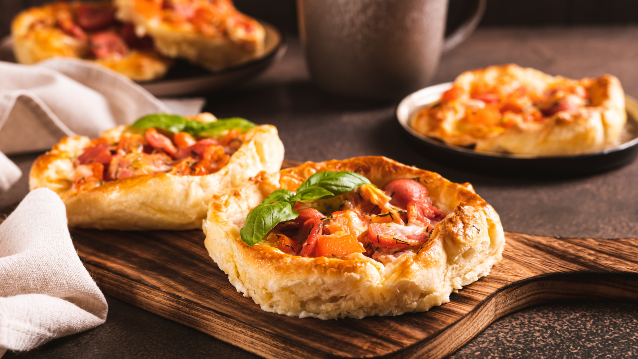 5. Puff pastry pizza with blue cheese and apples